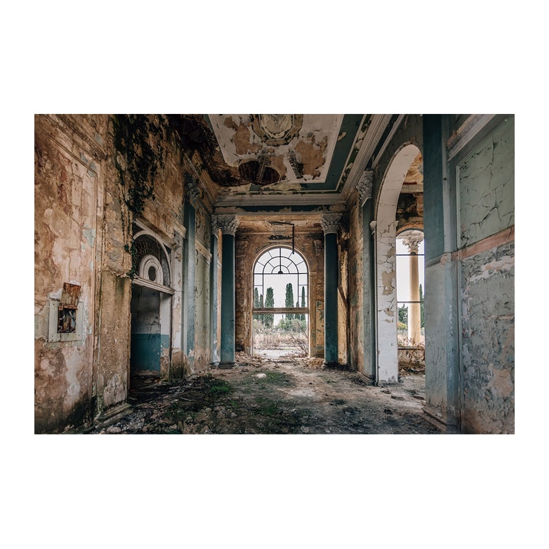 Glasschilderij - Verlaten Villa - 80 x 120 cm