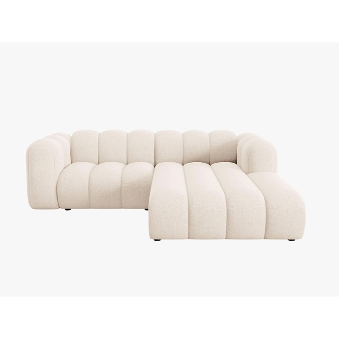 Haluta hoekbank in crèmekleurige stof met afgeronde, gewatteerde zitvlakken en modern design.jpg