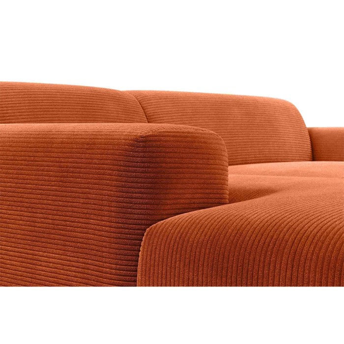 Haluta hoekbank in terracotta ribstof met brede armleuningen, diepe zit en moderne blokvormen. 2.jpg