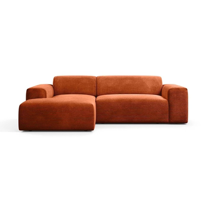 Haluta hoekbank in terracotta ribstof met brede armleuningen, diepe zit en moderne blokvormen..jpg