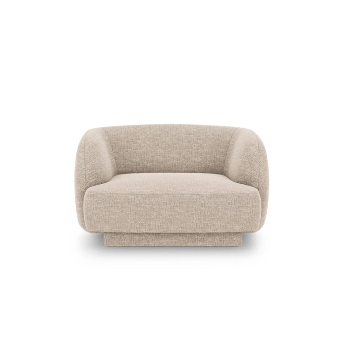 Haluta fauteuil in beige stof met afgeronde vormen, diepe zit en modern minimalistisch design.jpg