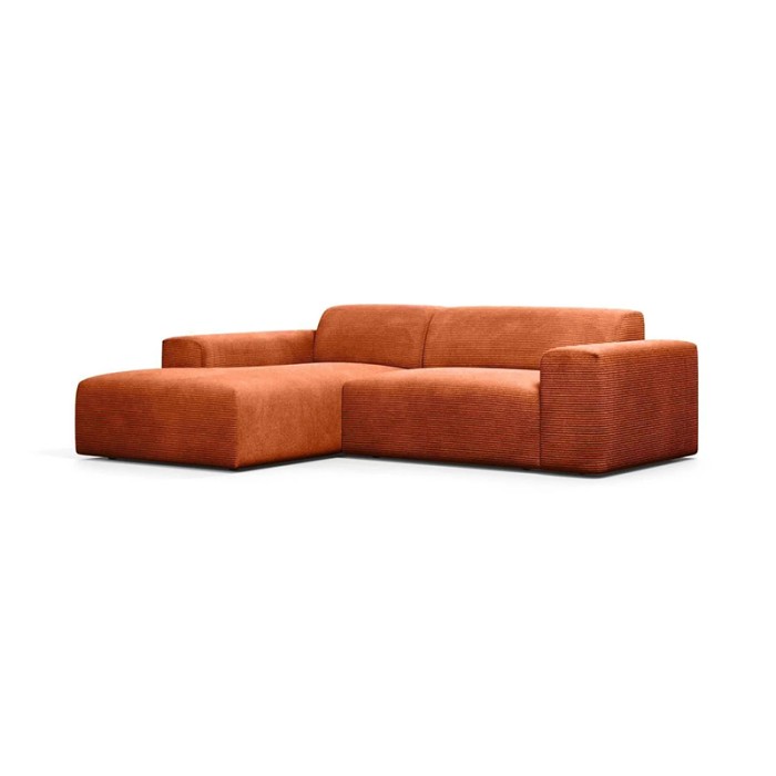 Haluta hoekbank in terracotta ribstof met brede armleuningen, diepe zit en moderne blokvormen. 1.jpg